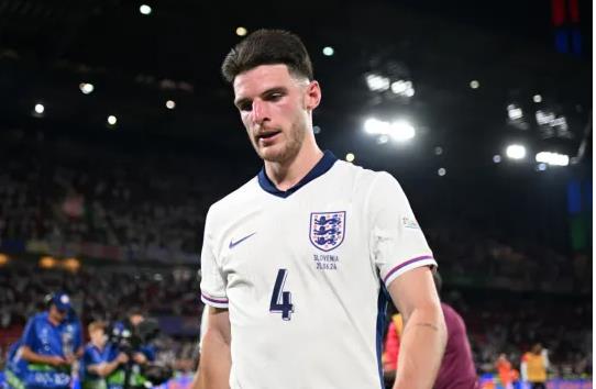 Declan Rice trong chang khac gi cai bong cua chinh minh trong mau ao doi tuyen Anh tai Euro 2024