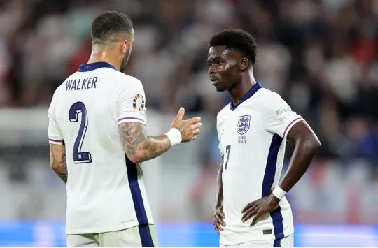 Stuart Pearce cho biet Kyle Walker can phai lam nhieu hon nua de giup Bukayo Saka